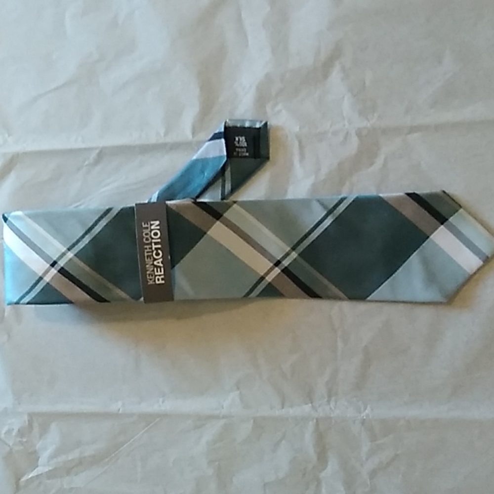 Men's Kenneth Cole Reaction silk tie.